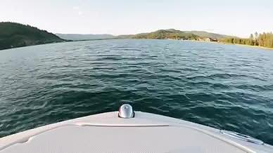 行驶在海上的快艇视频的预览图